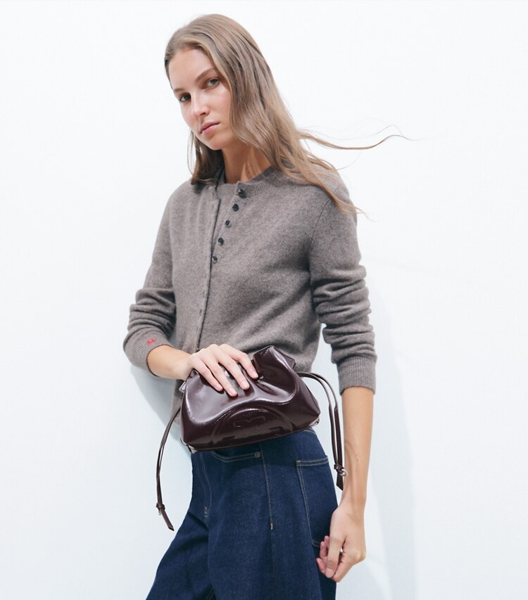Tory Burch designer sacs à bandoulière Pochette Ella à cordon de serrage effet vieilli in Mulberry additional on model