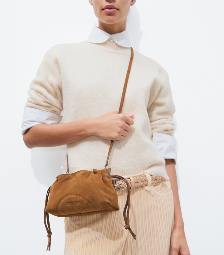Tory Burch designer sacs à bandoulière Pochette Ella en suède à cordon de serrage dans Caramel accessoire sur le modèle
