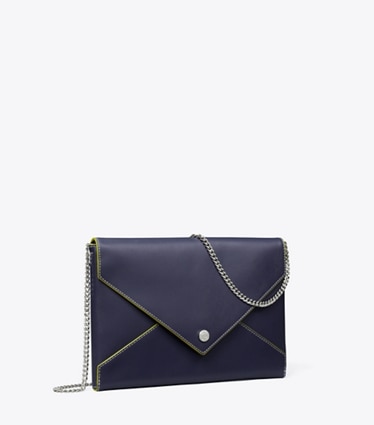 Tory Burch designer pochettes Pochette enveloppe à chaîne en cuir lisse dans Midnight angle