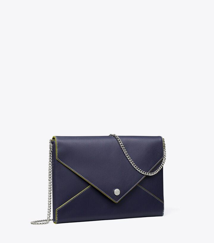 Tory Burch designer pochettes Pochette enveloppe à chaîne en cuir lisse dans Midnight angle