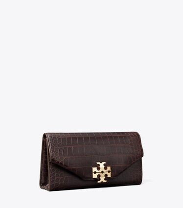 Tory Burch designer pochettes Pochette enveloppe Charlie à effet croco dans Dark Brown angle