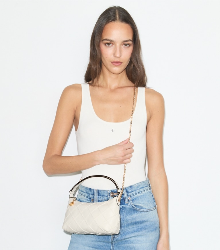 Tory Burch designer borse a spalla Pochette Fleming in Light Cream accessory on model