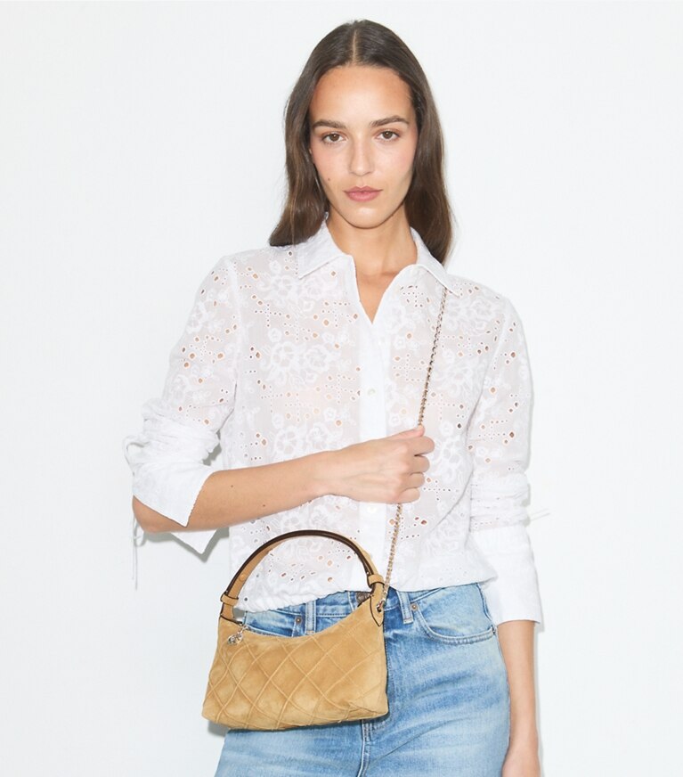 Tory Burch designer sacs à bandoulière Pochette Fleming en suède dans Stone accessoire sur le modèle