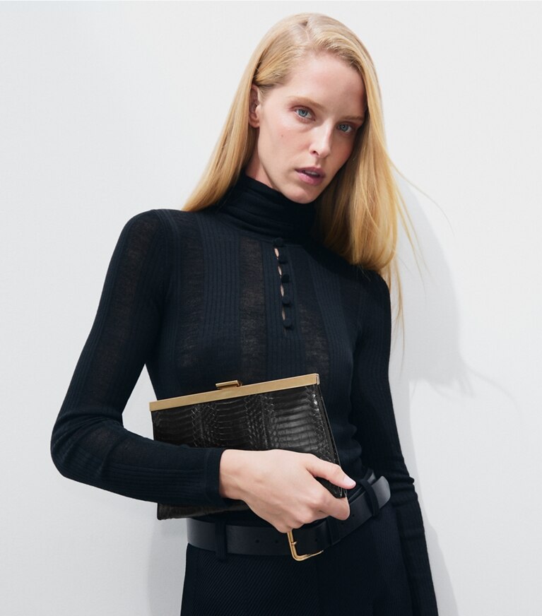 Tory Burch designer pochettes Pochette Gemini Link Frame en cuir de serpent in BLACK additional on model
