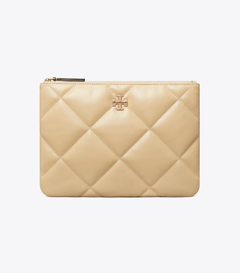 Tory Burch designer portes-monnaie Pochette Kira à matelassage losange et logo pavé de cristaux in Vanilla Soft Serve angle