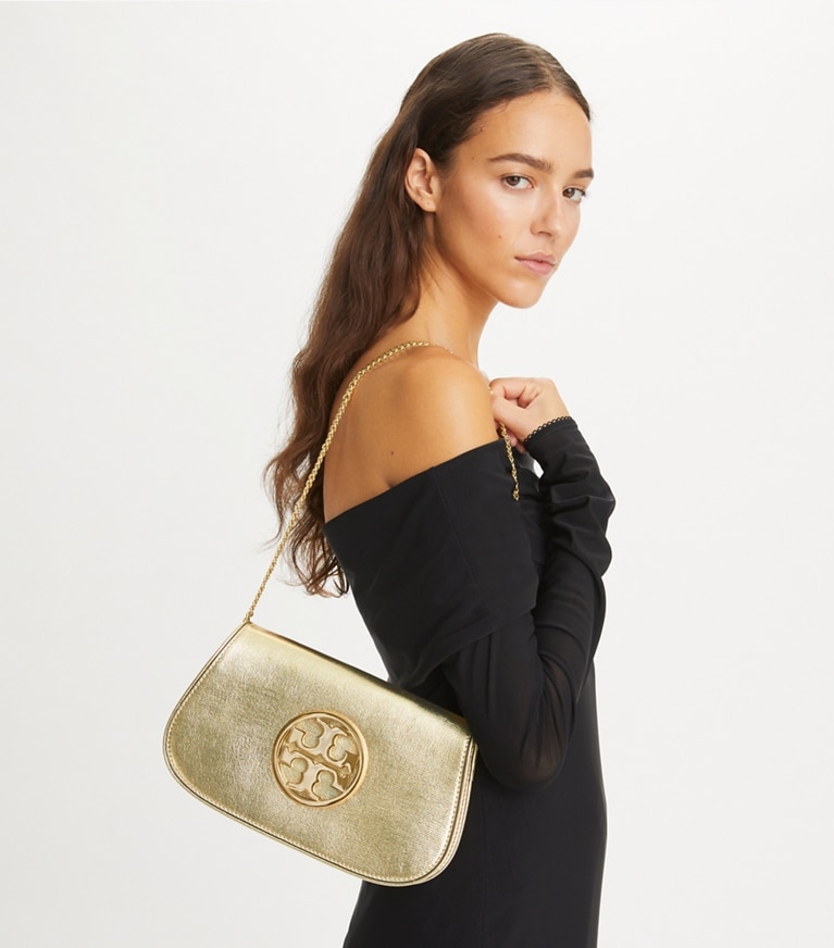 Tory Burch designer pochettes Pochette métallique Reva dans Gold accessoire sur le modèle
