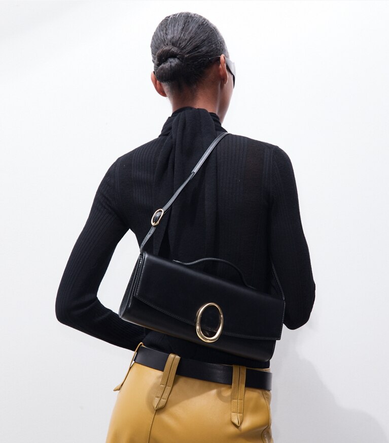 Tory Burch designer pochettes Pochette Pierced in BLACK additional on model