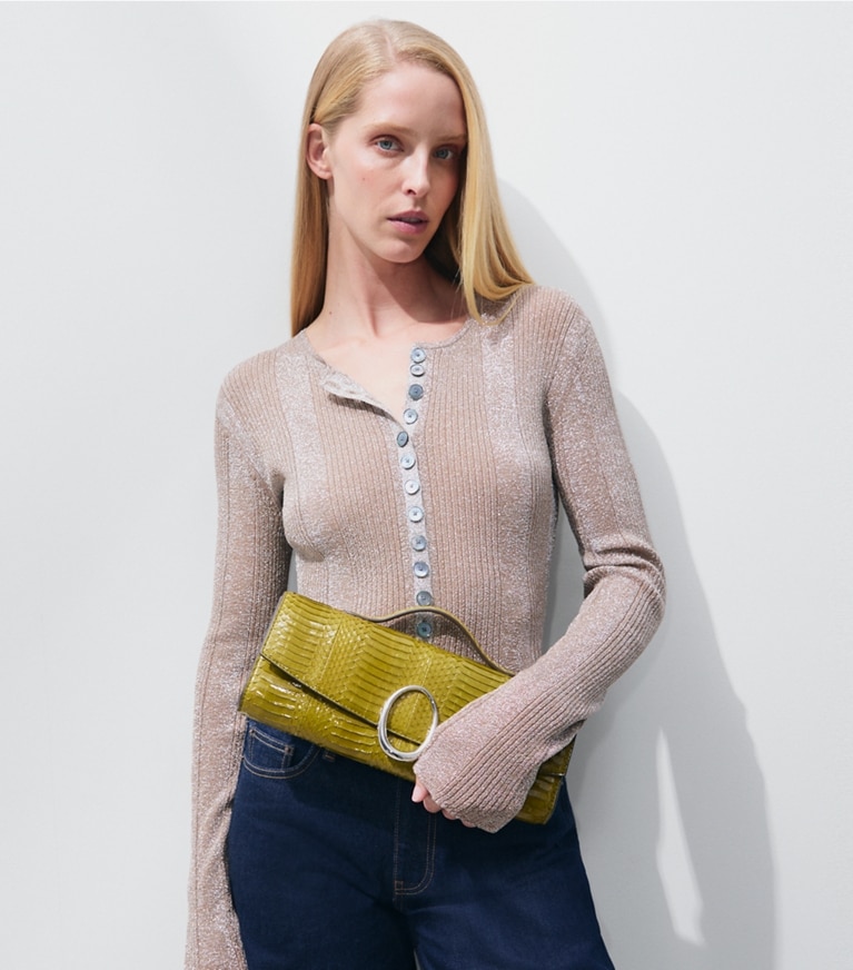 Tory Burch designer pochettes Pochette Pierced en cuir de serpent in Moss additional on model