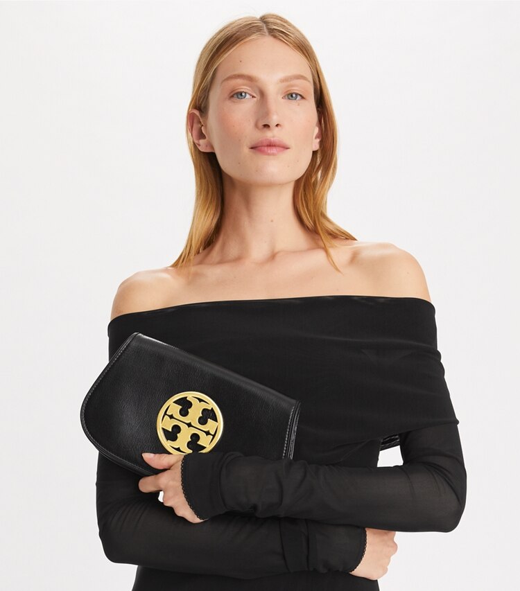 Tory Burch designer pochettes Pochette Reva in Black accessory on model