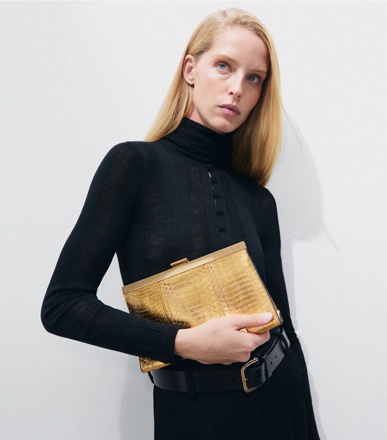 Tory Burch designer pochette Pochette rigida Gemini Link in pelle di serpente in Gold additional on model