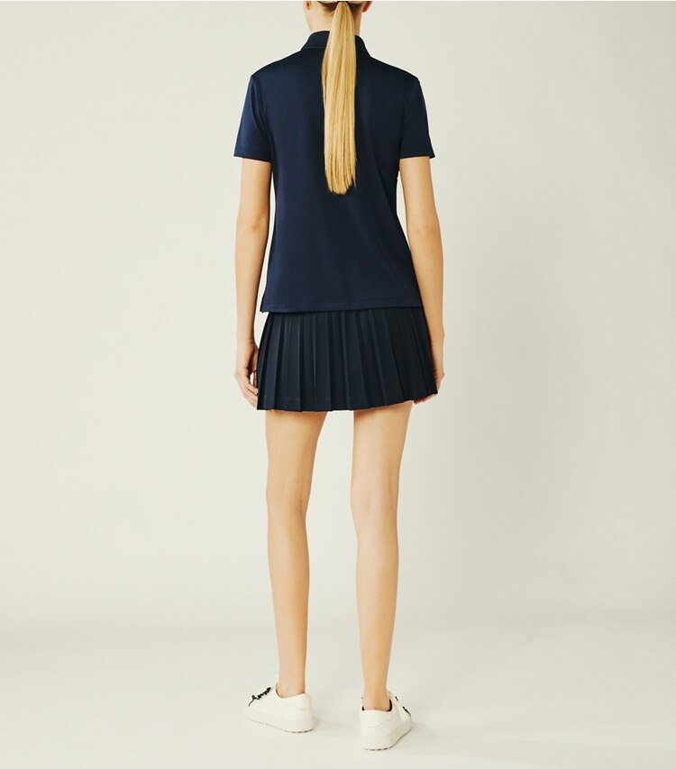 Tory Sport designer hauts Polo à volants en piqué technique dans Tory Navy sur modèle, de dos