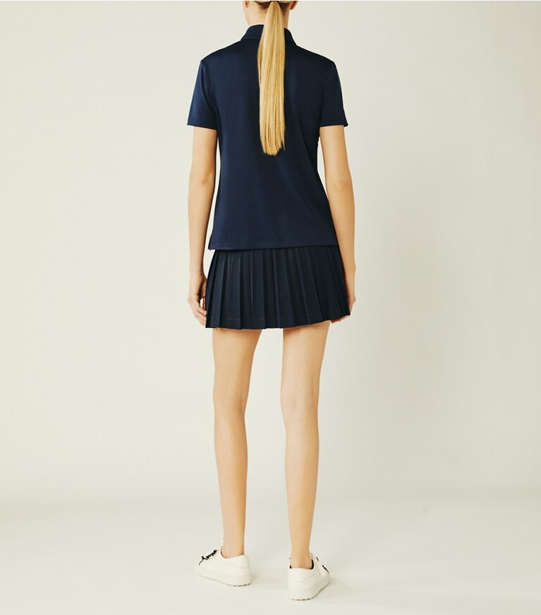 Tory Sport designer hauts Polo à volants en piqué technique dans Tory Navy sur modèle, de dos