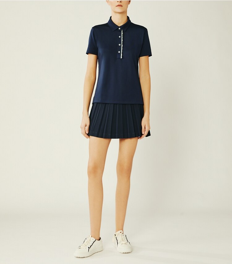 Tory Sport designer hauts Polo à volants en piqué technique dans Tory Navy sur modèle, de face