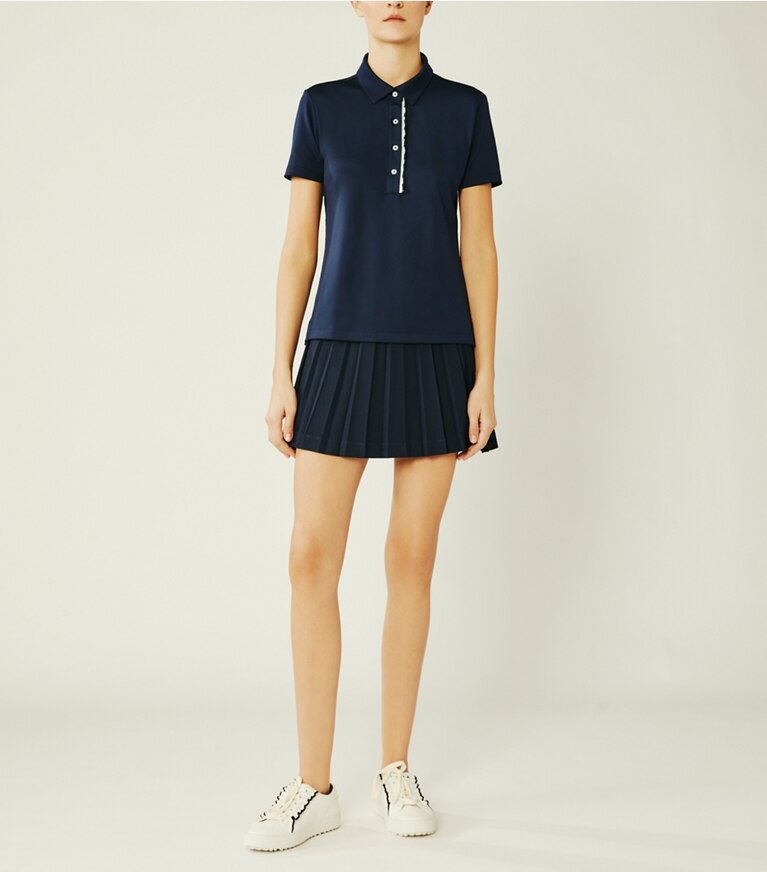 Tory Sport designer hauts Polo à volants en piqué technique dans Tory Navy sur modèle, de face