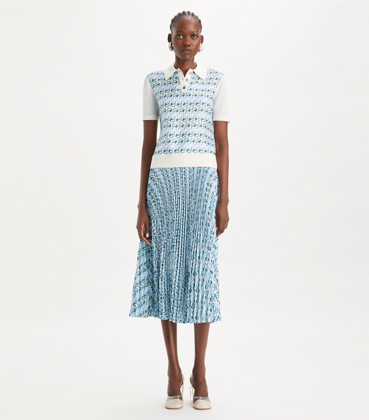 Tory Burch designer sweaters Polo avec empiècement en soie in New Ivory / Glass Swan Allover sur mannequin, devant