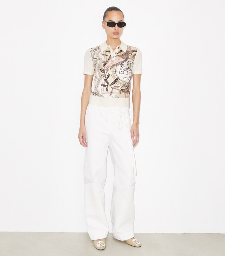 Tory Burch designer sweaters Polo avec empiècement en soie in New Ivory / Pink Cockatoo sur mannequin, devant