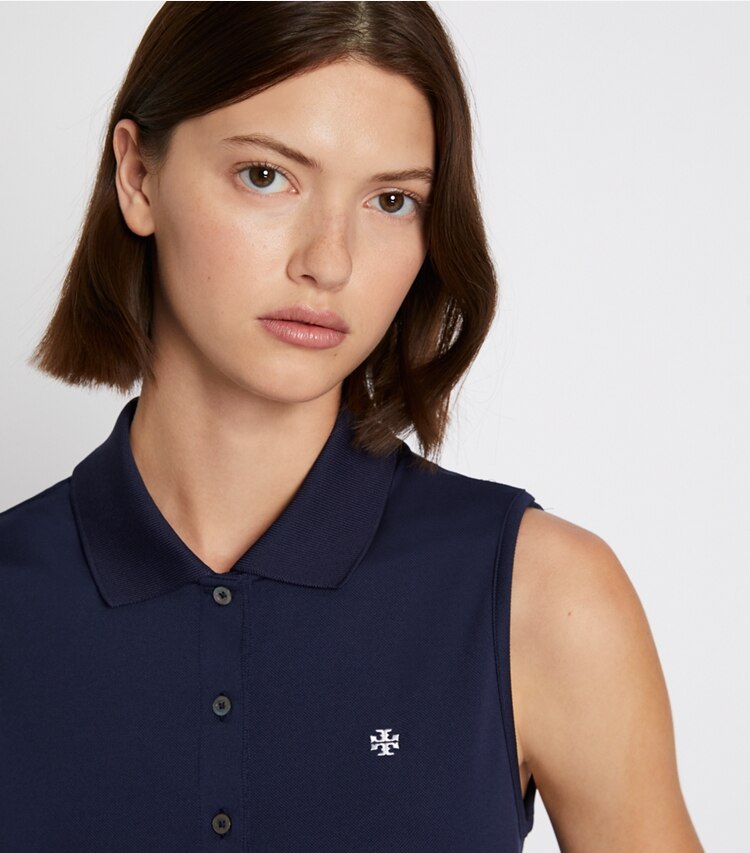 Tory Sport designer hauts Polo classique sans manches en piqué technique in Tory Navy on model detail