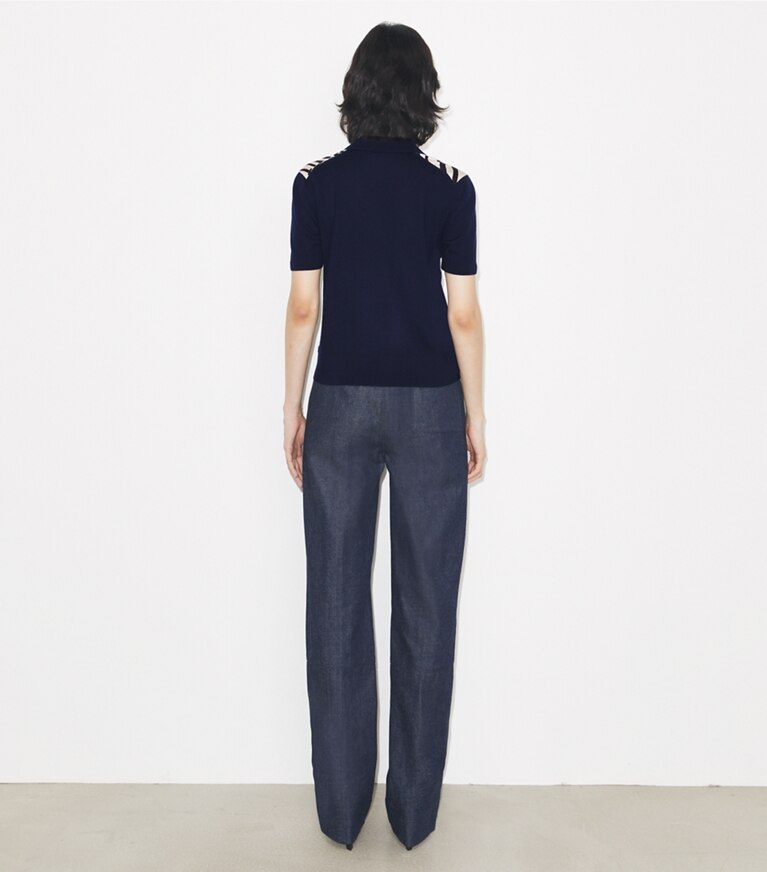 Tory Burch diseñador suéteres Polo con frente de seda en Dark Navy / Medium Navy Circle T parte posterior en modelo
