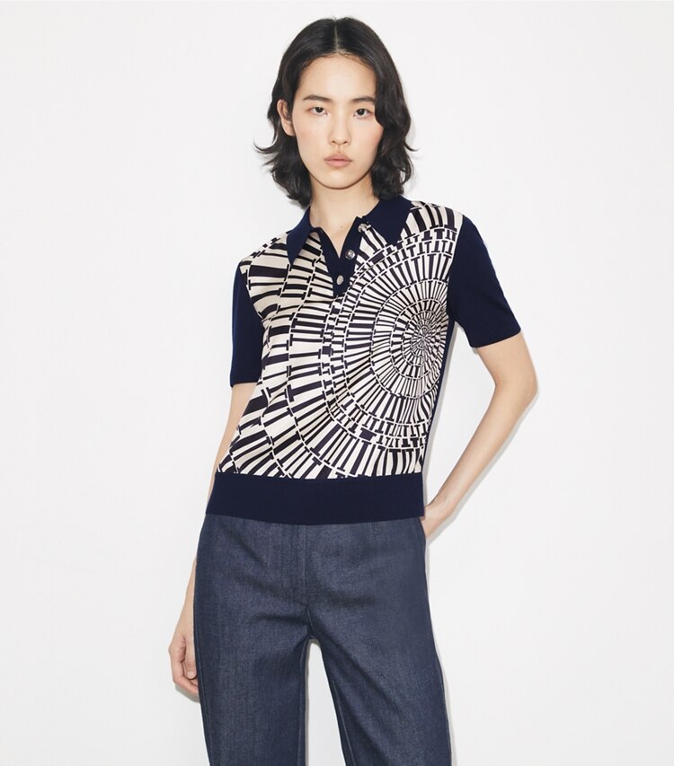 Tory Burch diseñador suéteres Polo con frente de seda en Dark Navy / Medium Navy Circle T detalle en modelo