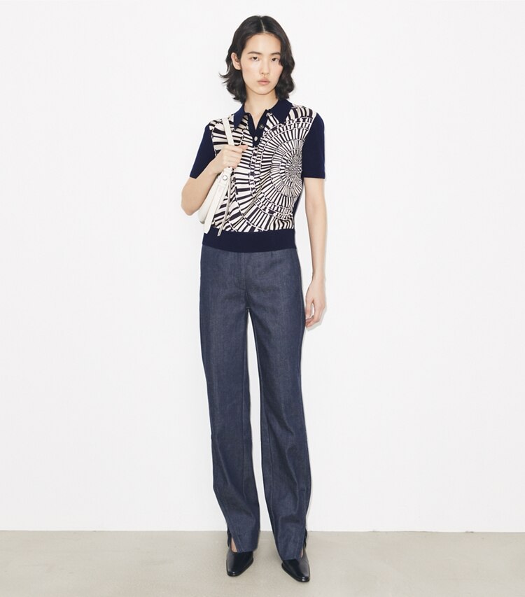 Tory Burch diseñador suéteres Polo con frente de seda en Dark Navy / Medium Navy Circle T frente en modelo
