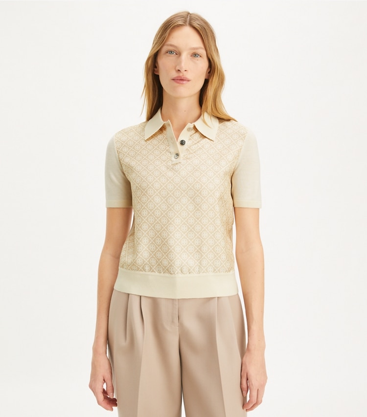 Tory Burch diseñador suéteres Polo con parte delantera de seda en French Cream / Gold T Mono Mini en el modelo (detalle)