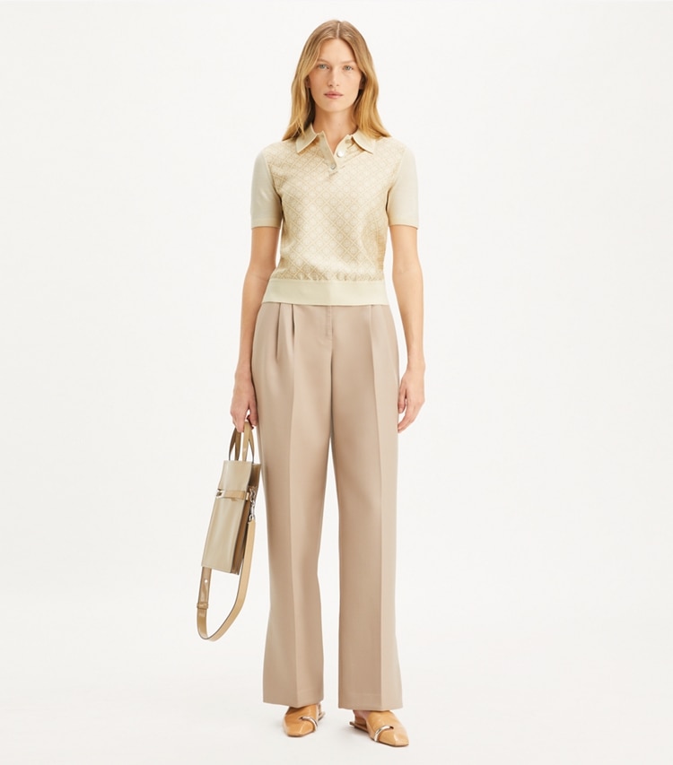 Tory Burch diseñador suéteres Polo con parte delantera de seda en French Cream / Gold T Mono Mini en el modelo (frente)