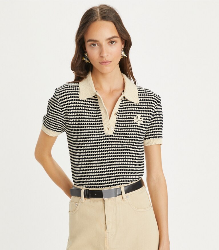 Tory Burch diseñador tops Polo de algodón a rayas con pespuntes en Medium Navy / French Cream en el modelo (detalle)