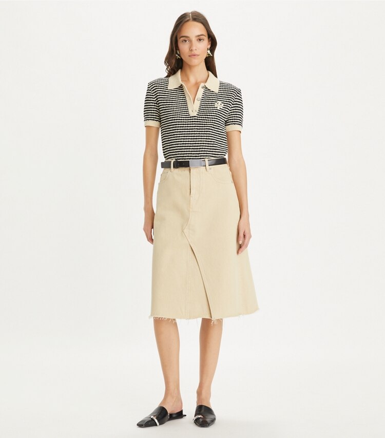 Tory Burch diseñador tops Polo de algodón a rayas con pespuntes en Medium Navy / French Cream en el modelo (frente)