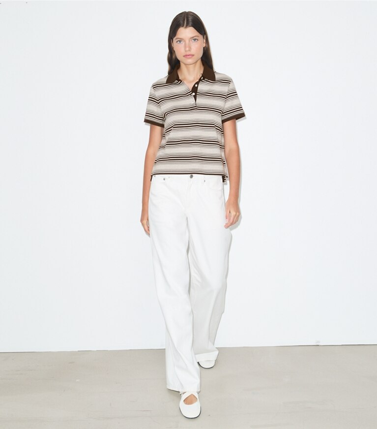 Tory Burch diseñador tops Polo de algodón Little Grumps en Chocolate Stripe frente en modelo