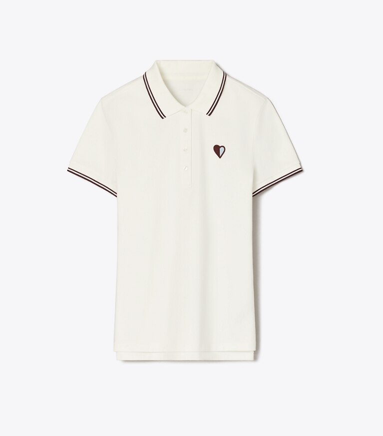 Tory Burch diseñador tops Polo de piqué de alto rendimiento con corazones en Snow White / Dark Merlot frente