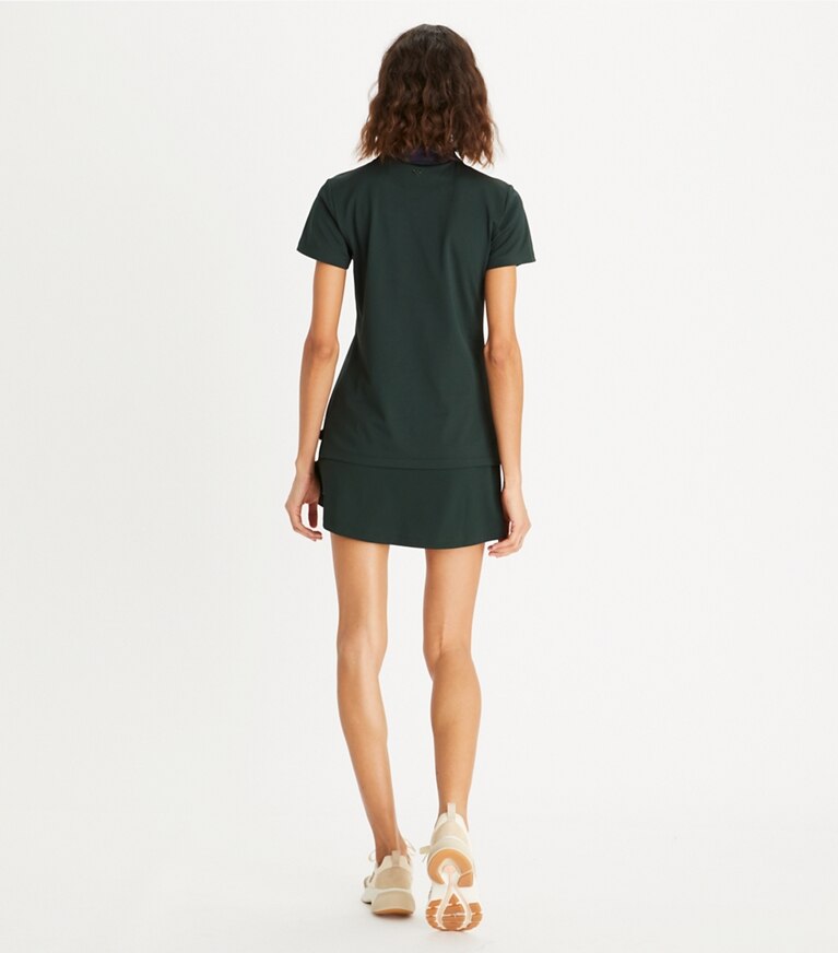 Tory Sport diseñador tops Polo de piqué técnico con chevrón en Conifer parte posterior en modelo