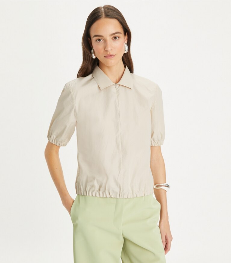 Tory Burch diseñador tops Polo de popelina con cremallera en Pale Sandstone detalle en modelo