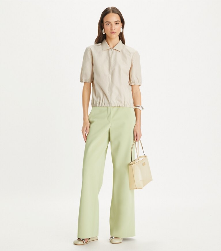 Tory Burch diseñador tops Polo de popelina con cremallera en Pale Sandstone frente en modelo
