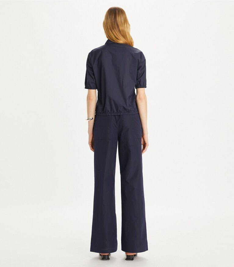 Tory Burch diseñador tops Polo de tafeta de nailon con cremallera en Royal Ink parte posterior en modelo