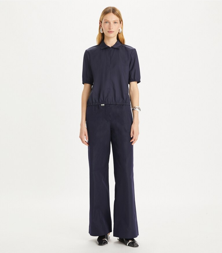 Tory Burch diseñador tops Polo de tafeta de nailon con cremallera en Royal Ink frente en modelo