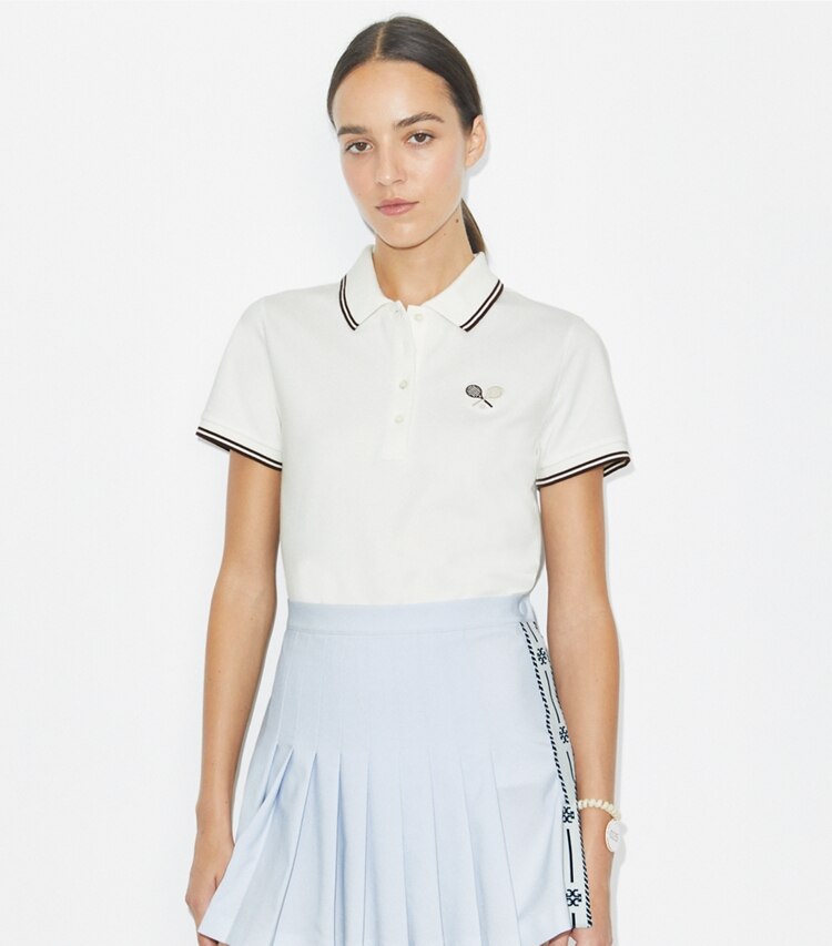 Tory Burch diseñador tops Polo de tenis de piqué técnico en Snow White / Dark Sangria detalle en modelo