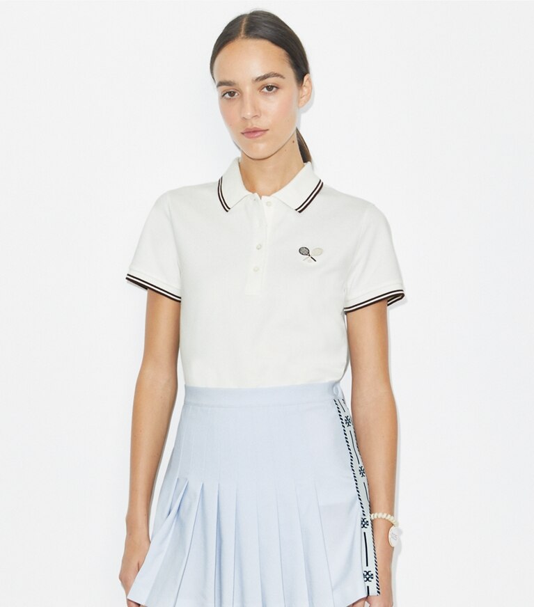 Tory Burch diseñador tops Polo de tenis de piqué técnico en Snow White / Dark Sangria detalle en modelo