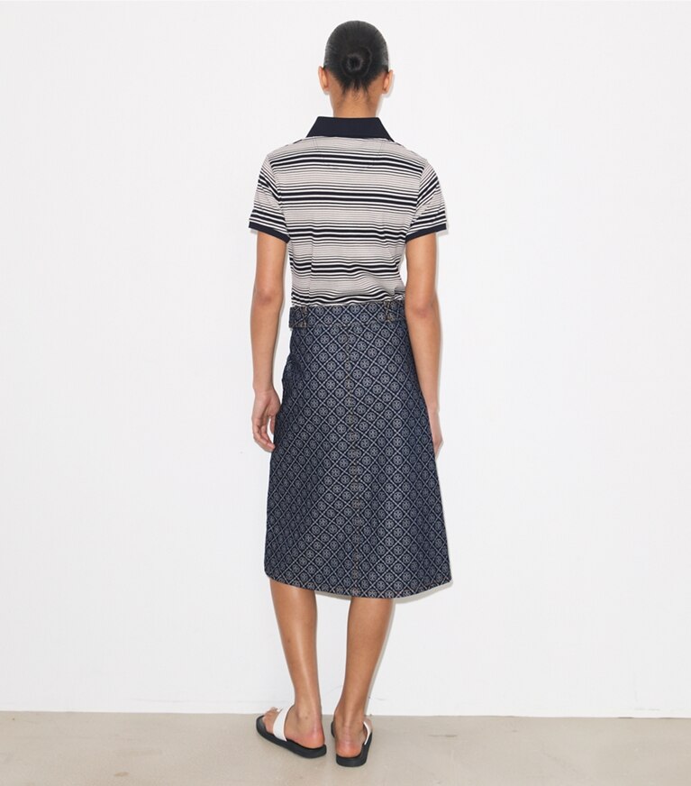 Tory Burch designer hauts Polo en coton rayé dans Medium Navy Stripe sur modèle, de dos