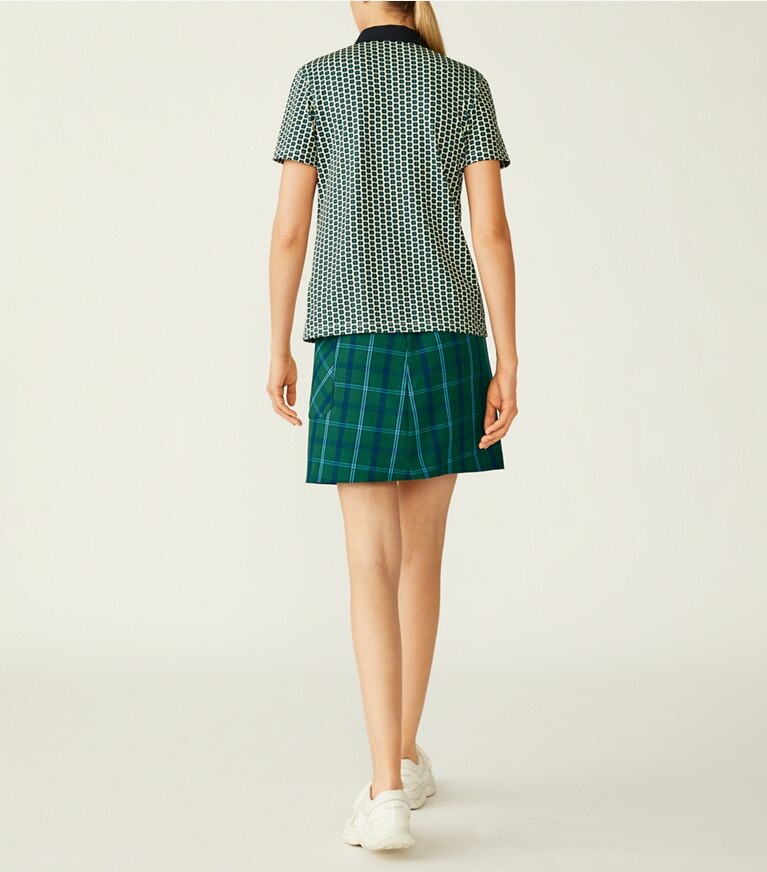 Tory Sport designer hauts Polo en piqué technique imprimé dans Conifer Poppy Seed sur modèle, de dos