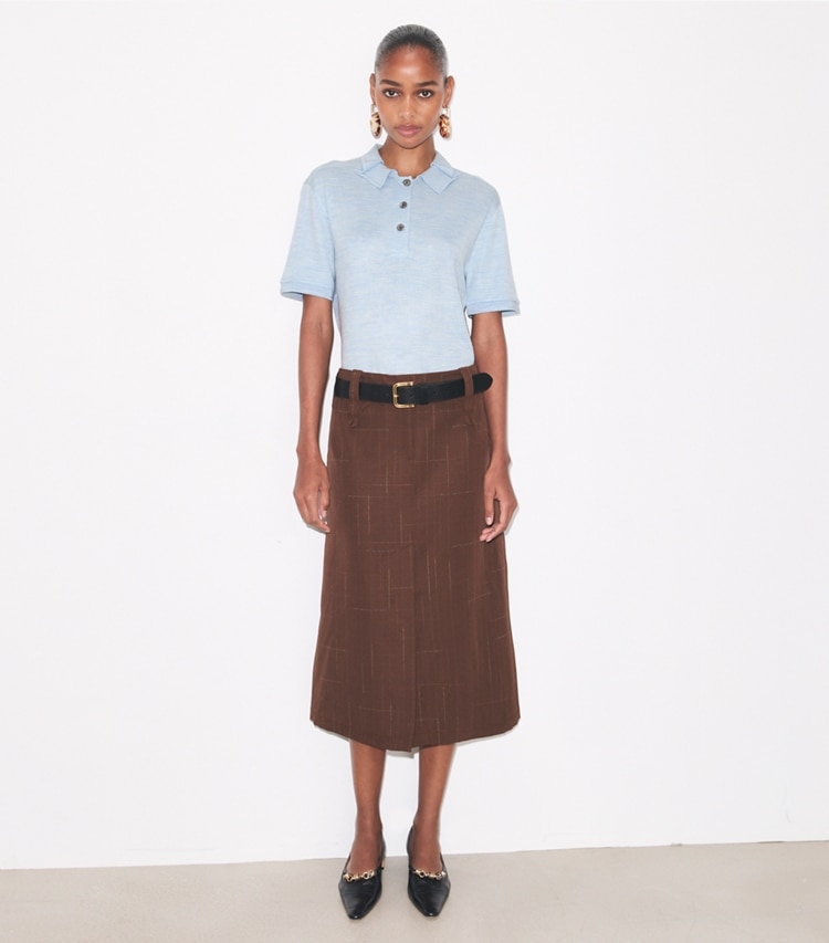 Tory Burch designer sweaters Polo oversize en soie in Light Blue sur mannequin, devant