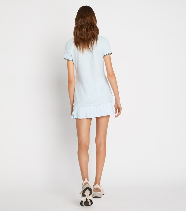 Tory Burch diseñador tops Polo Performance de piqué con corazones en Blue Silk / Blue Silk en el modelo (espalda)