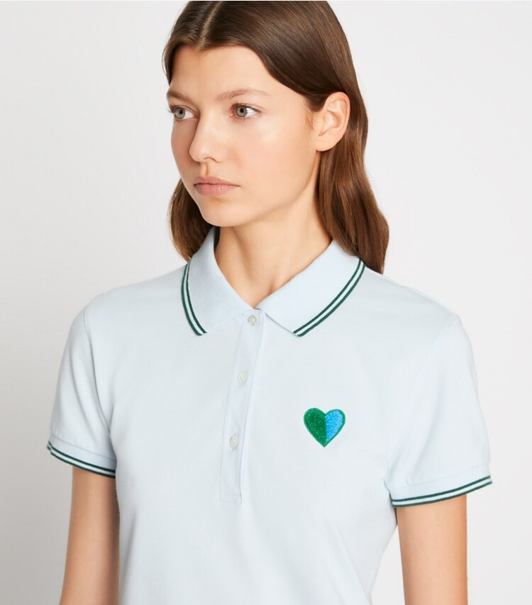Tory Burch diseñador tops Polo Performance de piqué con corazones en Blue Silk / Blue Silk en el modelo (detalle)