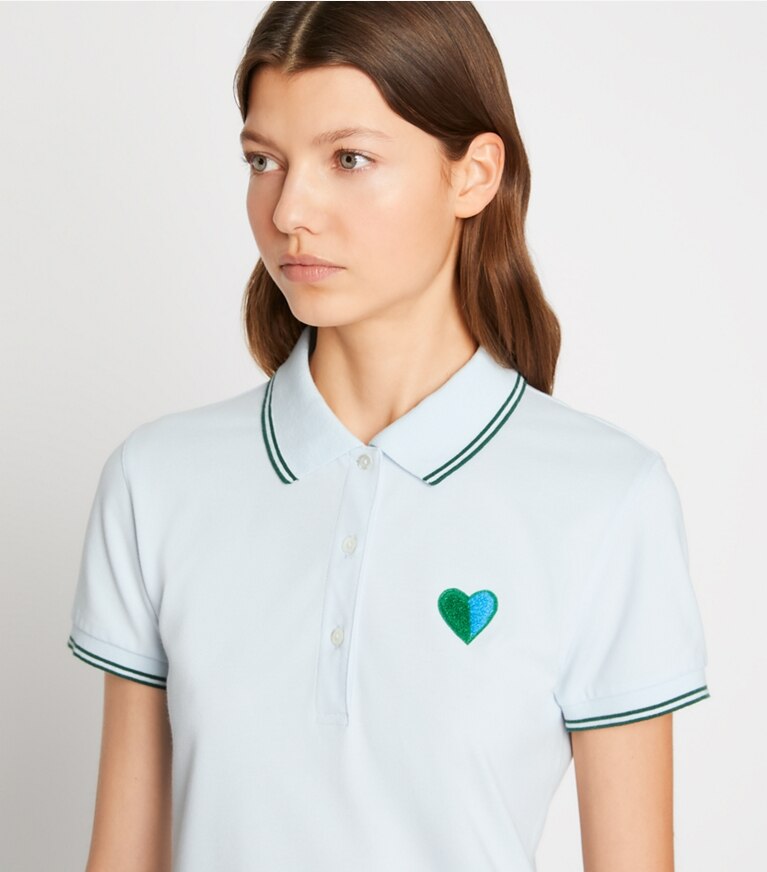 Tory Burch diseñador tops Polo Performance de piqué con corazones en Blue Silk / Blue Silk en el modelo (detalle)