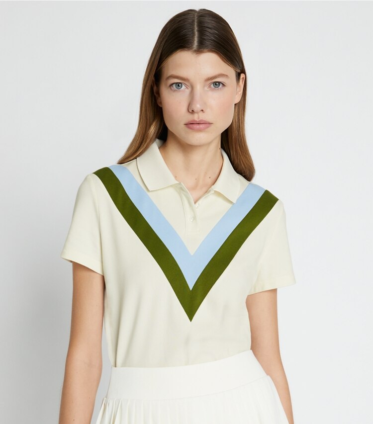 Tory Sport designer hauts Polo performance en piqué à chevrons dans NEW IVORY / Pesto détail sur modèle