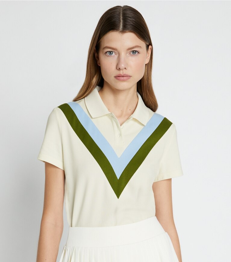 Tory Sport designer hauts Polo performance en piqué à chevrons dans NEW IVORY / Pesto détail sur modèle