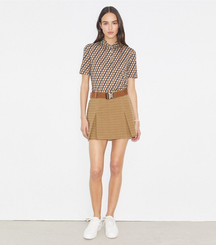 Tory Burch designer hauts Polo performance imprimé in Tory Navy Linked Geo 3 Color sur mannequin, devant