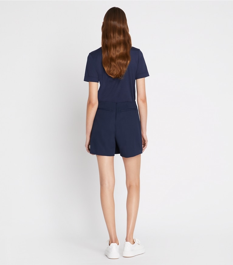 Tory Burch diseñador tops Polo retro de algodón mercerizado en Tory Navy en el modelo (espalda)