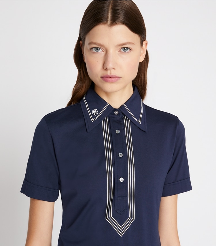 Tory Burch diseñador tops Polo retro de algodón mercerizado en Tory Navy en el modelo (detalle)
