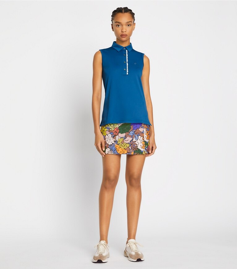 Tory Sport designer hauts Polo sans manches à volants en piqué technique in Blue Wash / Snow White sur mannequin, devant