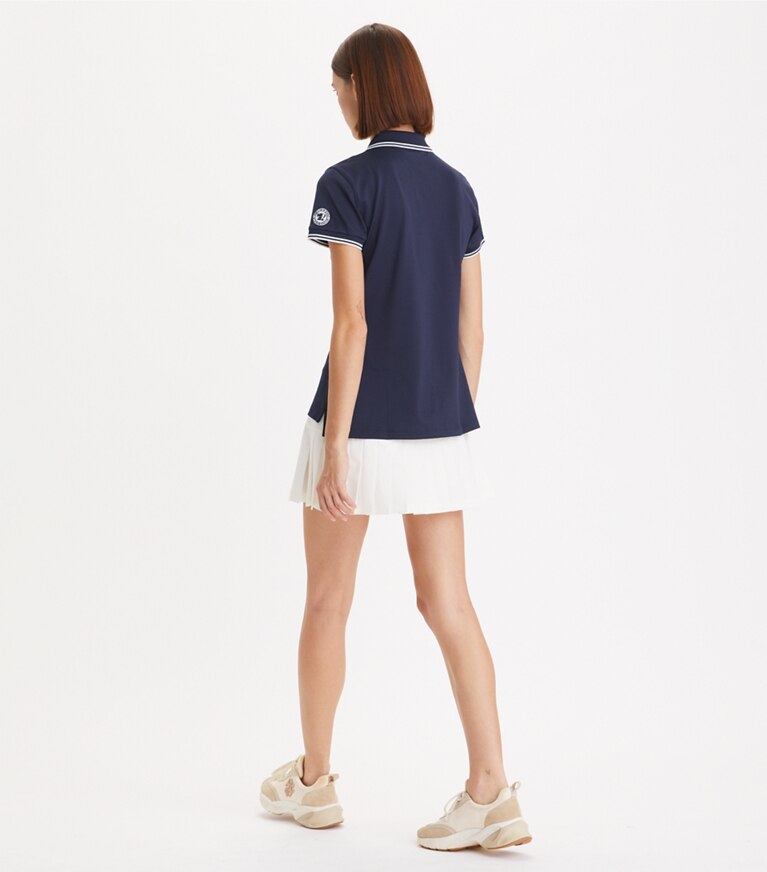 Tory Sport designer hauts Polo Tech Piqué dans Tory Navy sur modèle, de dos